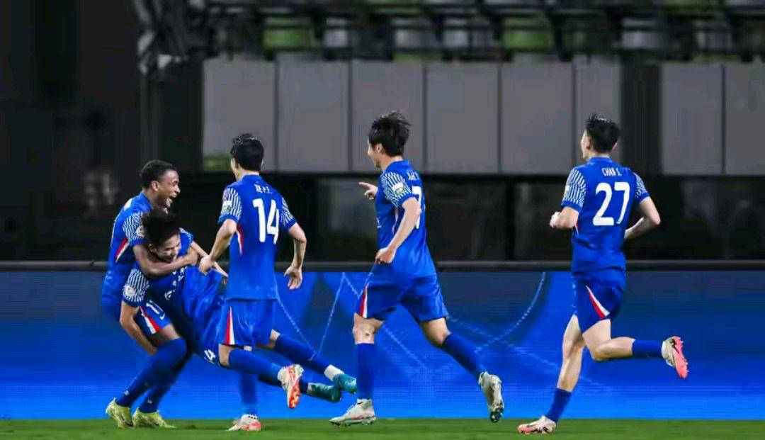 中超季后赛开启,球员奋勇拼搏争夺胜利 中超季后赛开启,球员奋勇拼搏争夺胜利