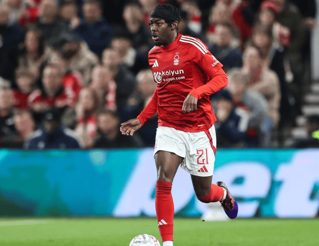 包含尼斯中场球员身体力行备战英超前三的词条