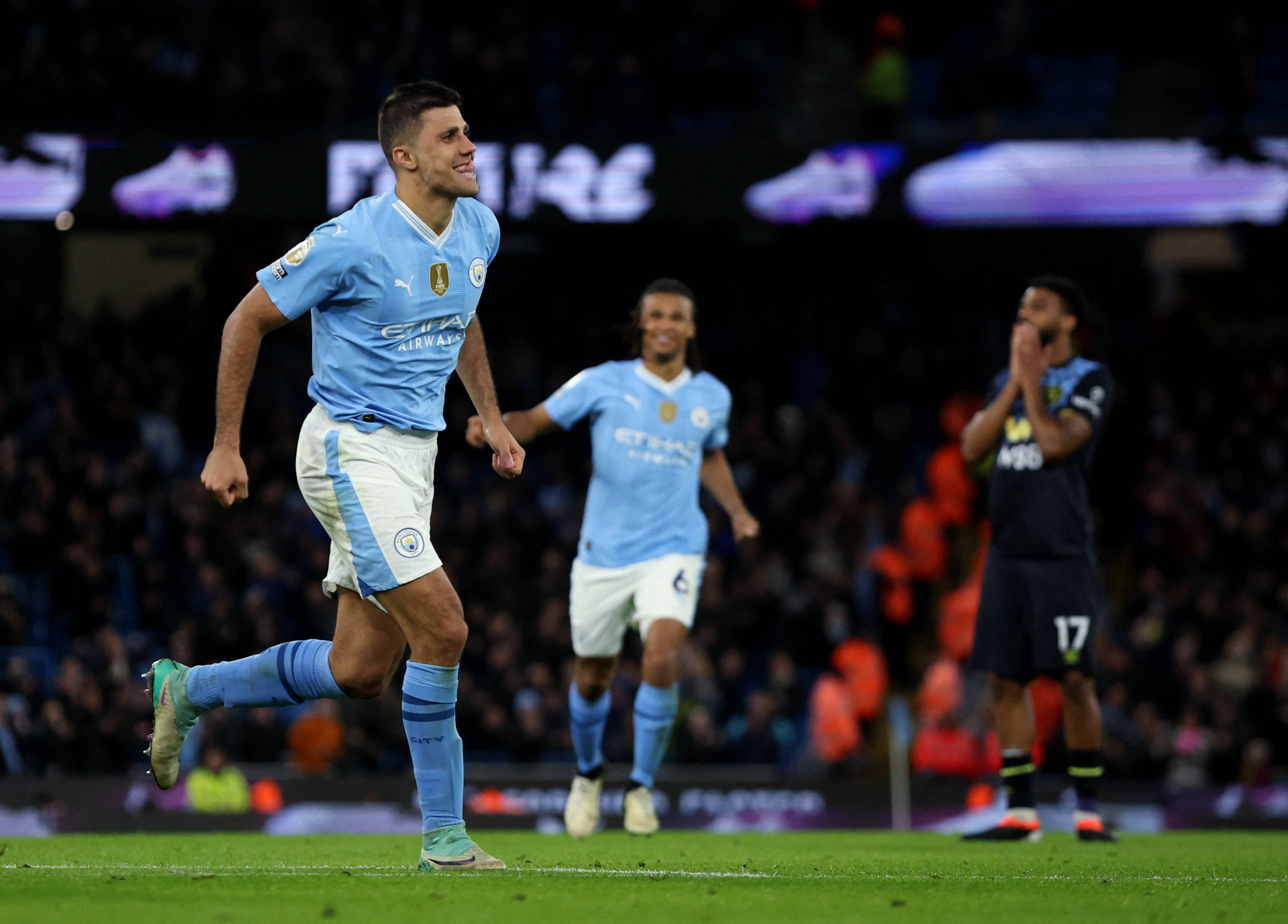 足球比赛场上球员临危不惧展现勇气 足球比赛场上球员临危不惧展现勇气