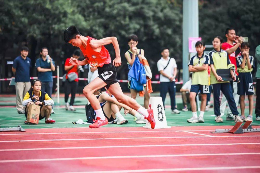 田径比赛选手全力以赴，争夺第一