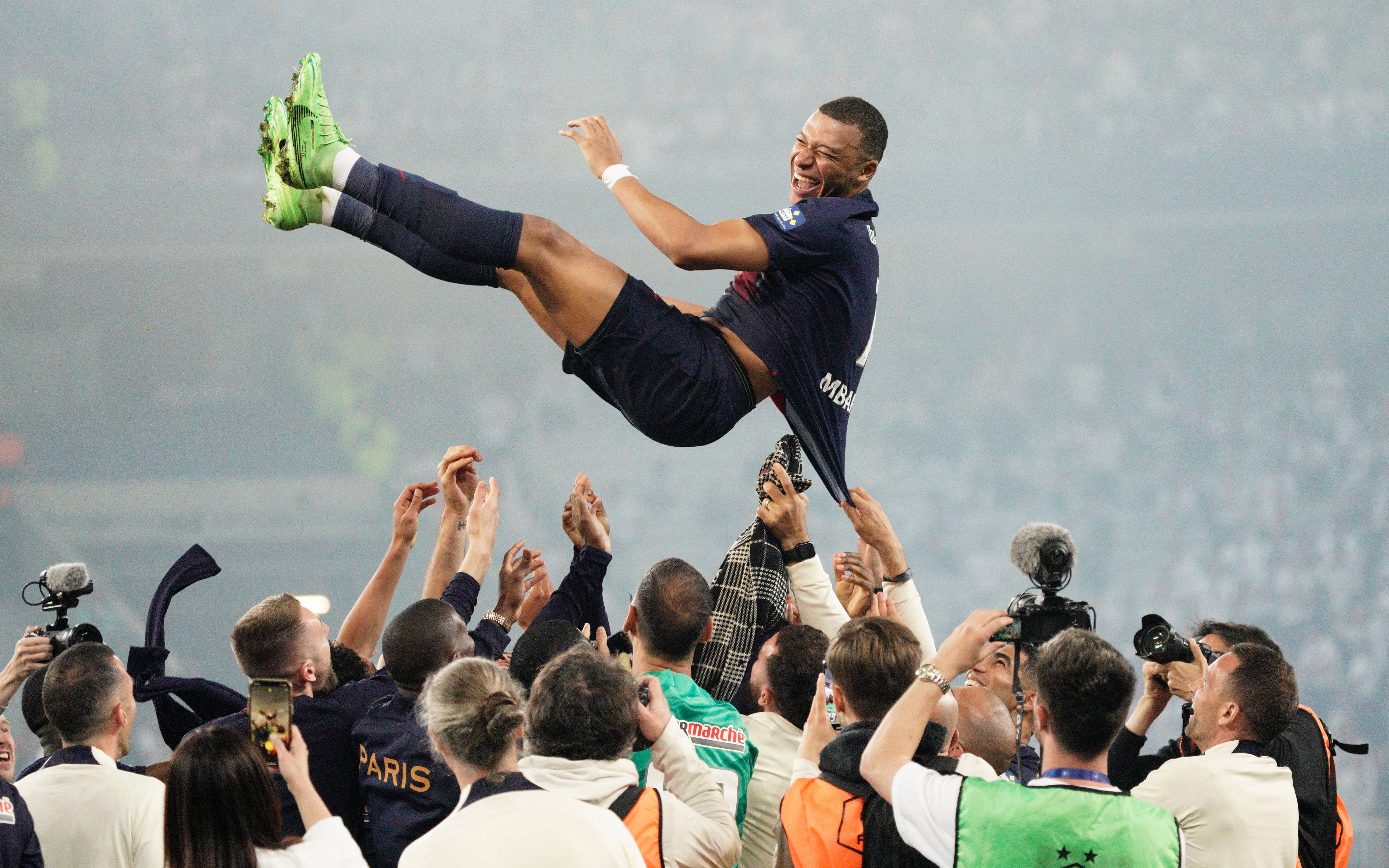 巴黎圣日耳曼再获全胜,夺得冠军奖杯 巴黎圣日耳曼再获全胜,夺得冠军奖杯