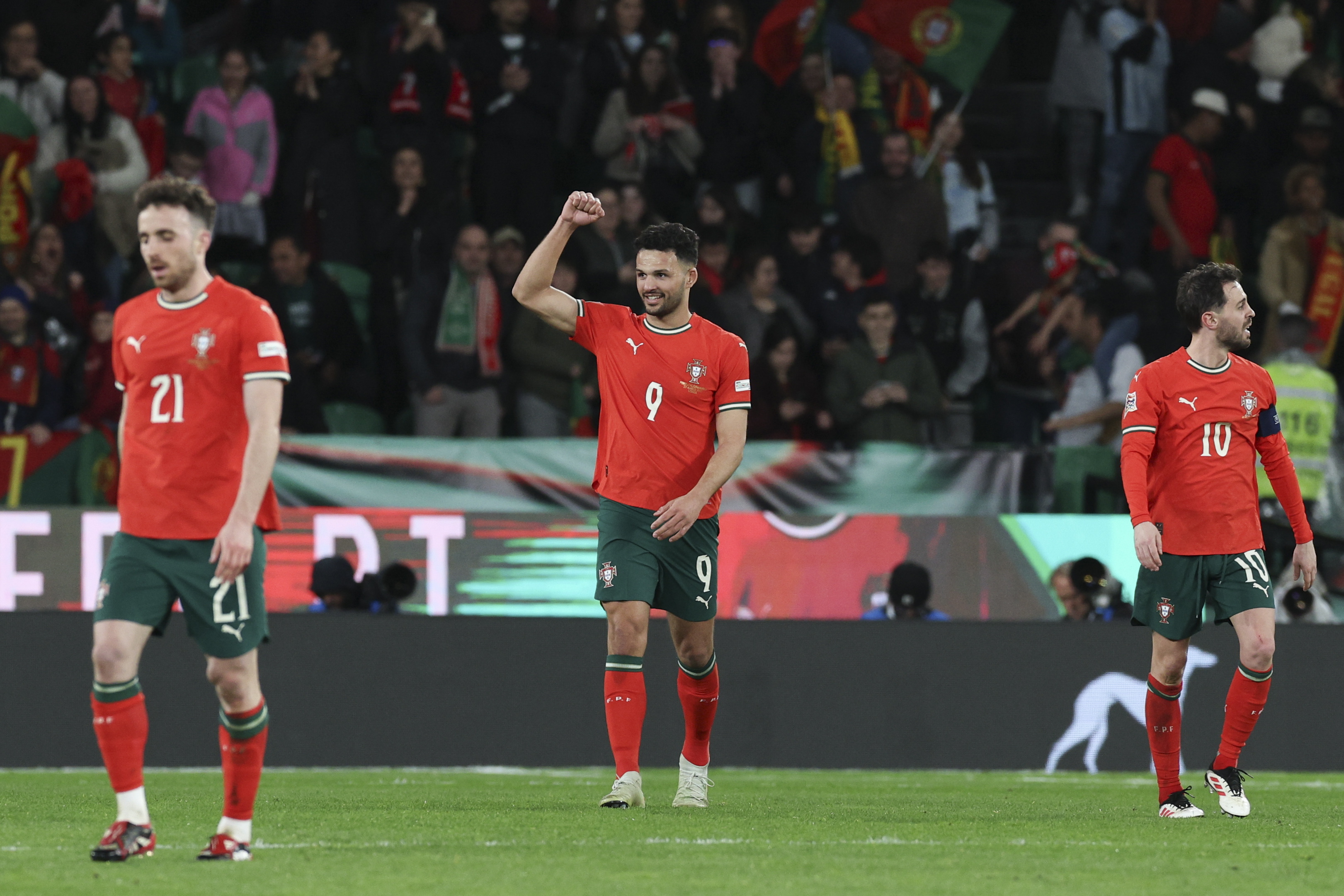 法国足球队大比分战胜葡萄牙，晋级半决赛