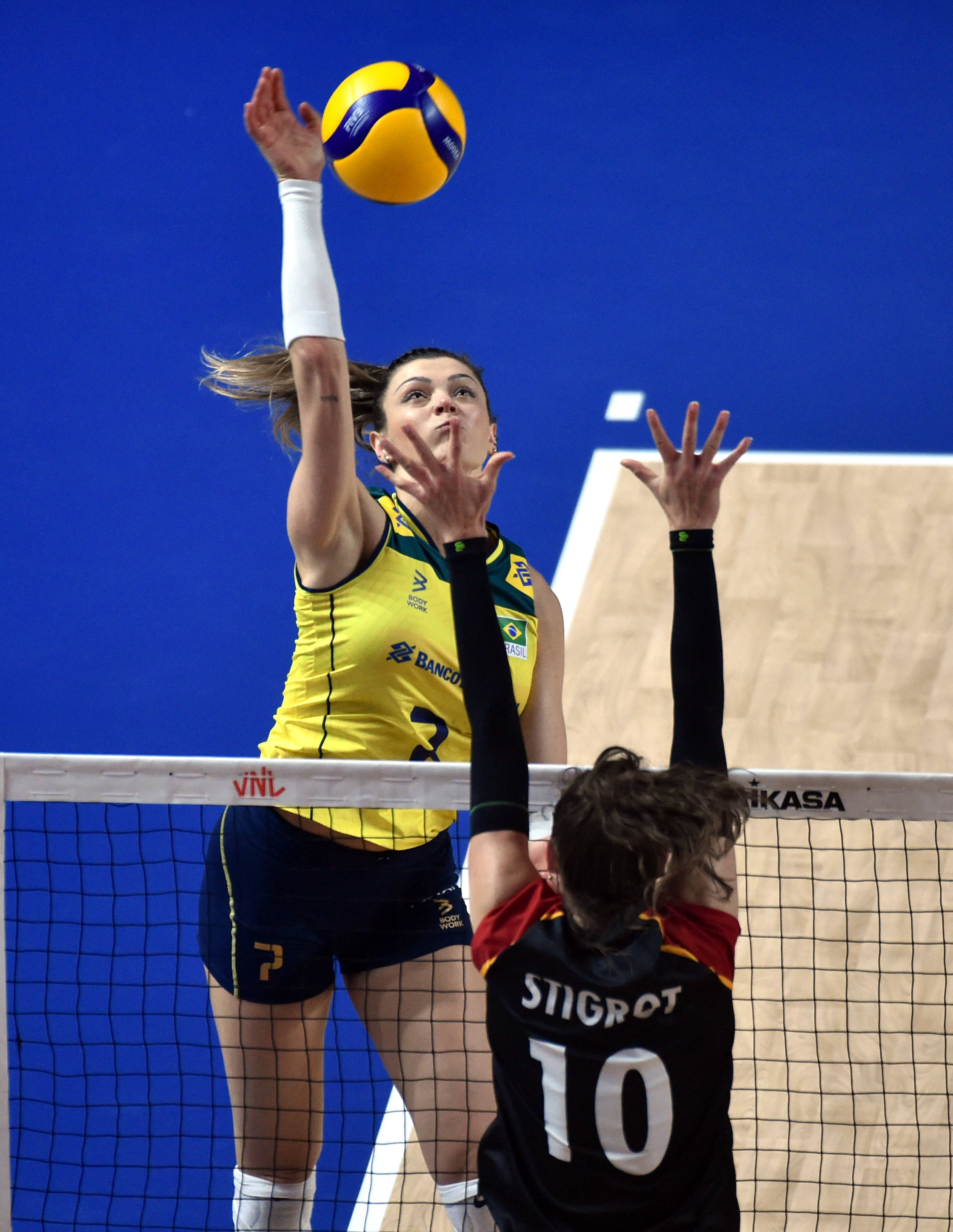 巴西女排队员奋勇拼搏,夺取冠军 巴西女排队员奋勇拼搏,夺取冠军