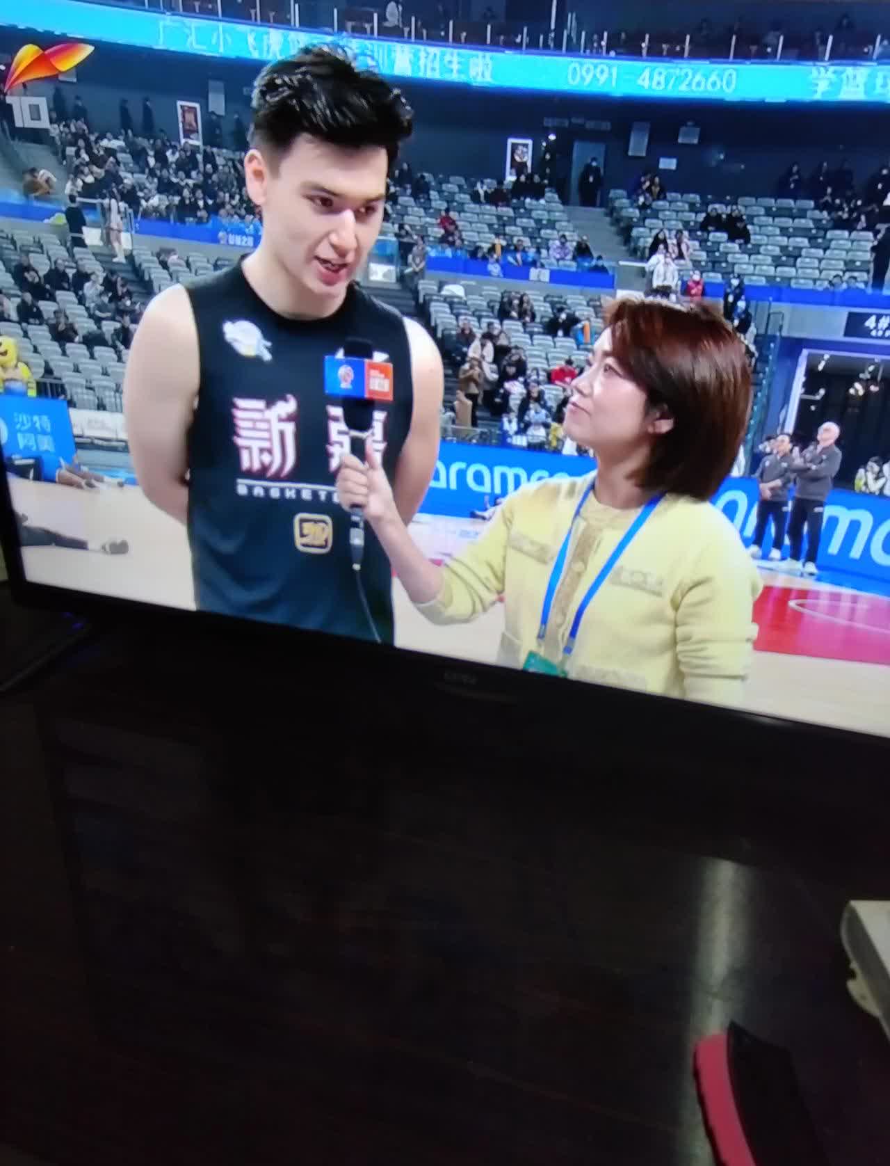 九游体育登录-比赛中球员个人能力发挥，长短传有序串联进攻的简单介绍