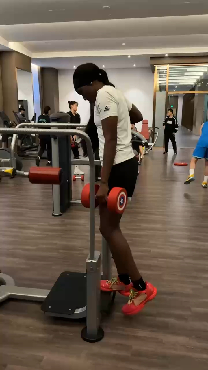 山东女篮雄姿英发，碾压对手