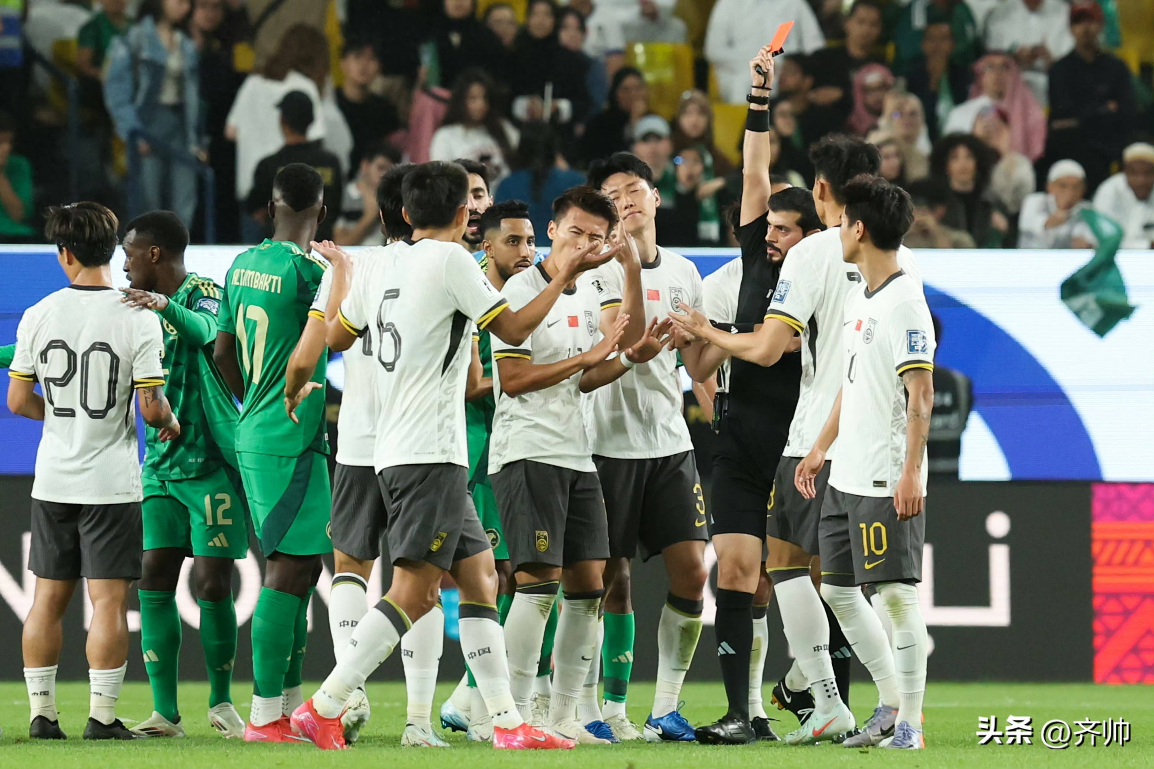 英格兰后卫因红牌遭到停赛,球队阵容受挫的简单介绍 英格兰后卫因红牌遭到停赛,球队阵容受挫的简单介绍