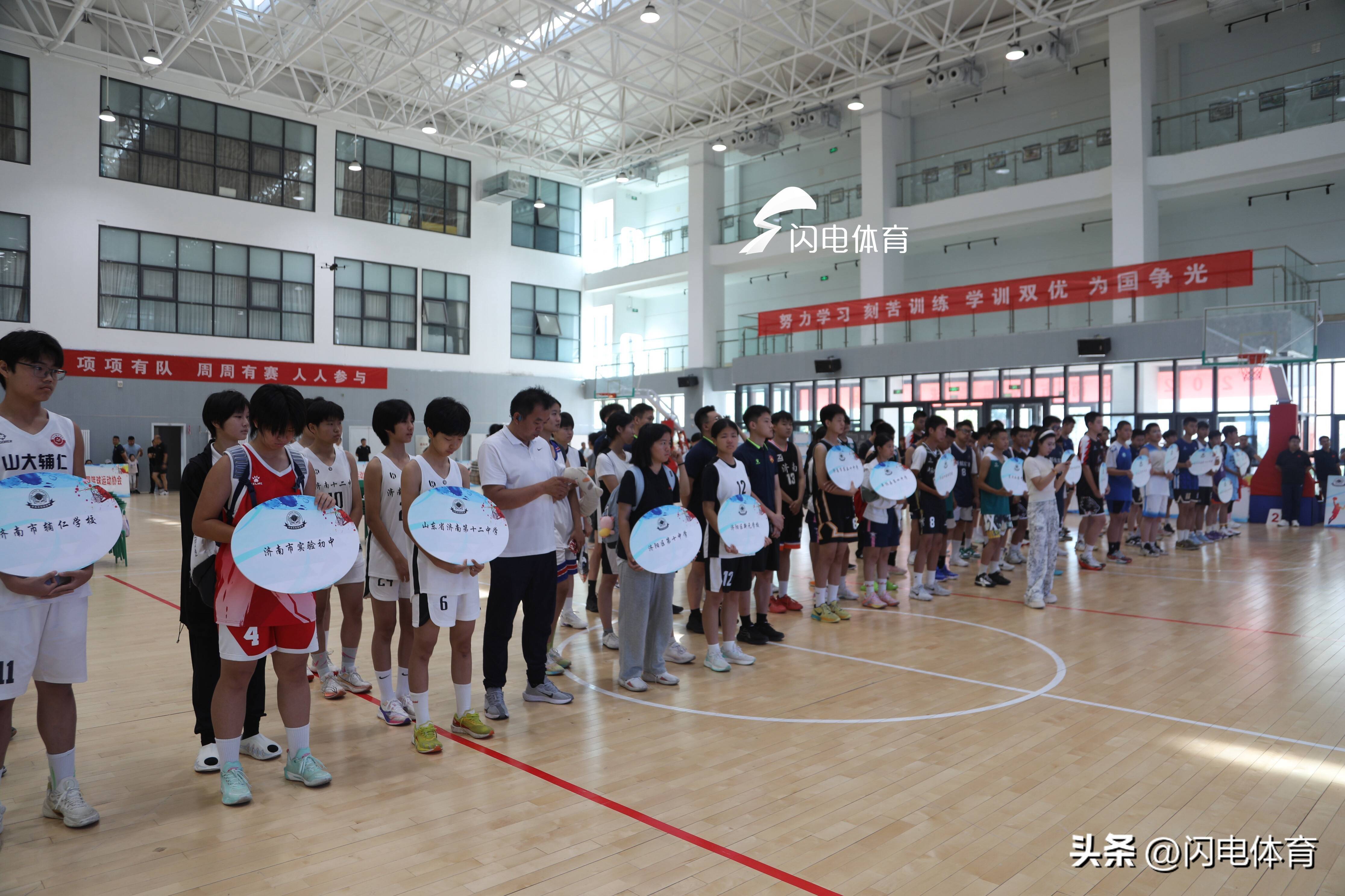 精湛技艺！球员篮下得分助球队取胜的简单介绍