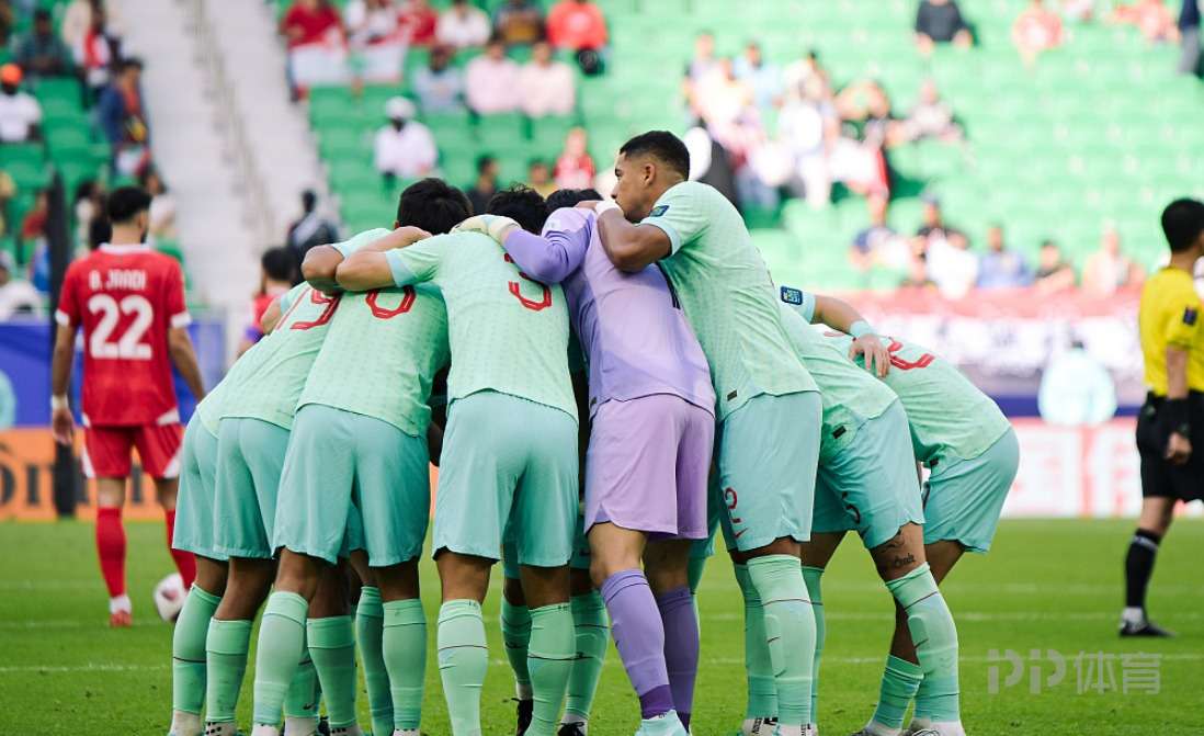 九游体育网页版登录入口-足球比赛中，球员们拼尽全力