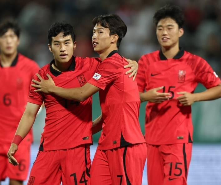 九游体育中国官网-东亚足球赛事中的一场紧张对决即将上演