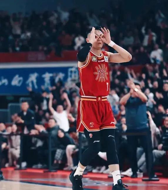 主帅战术调整获得成效,豪取三分的简单介绍 主帅战术调整获得成效,豪取三分的简单介绍