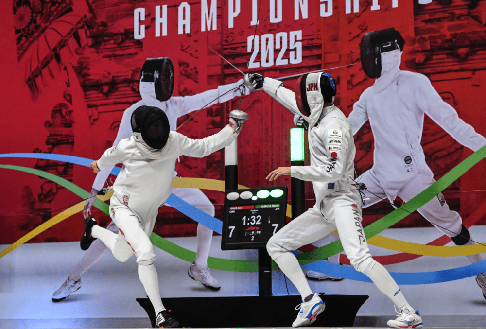 埃及男子击剑选手战胜对手夺得冠军 埃及男子击剑选手战胜对手夺得冠军