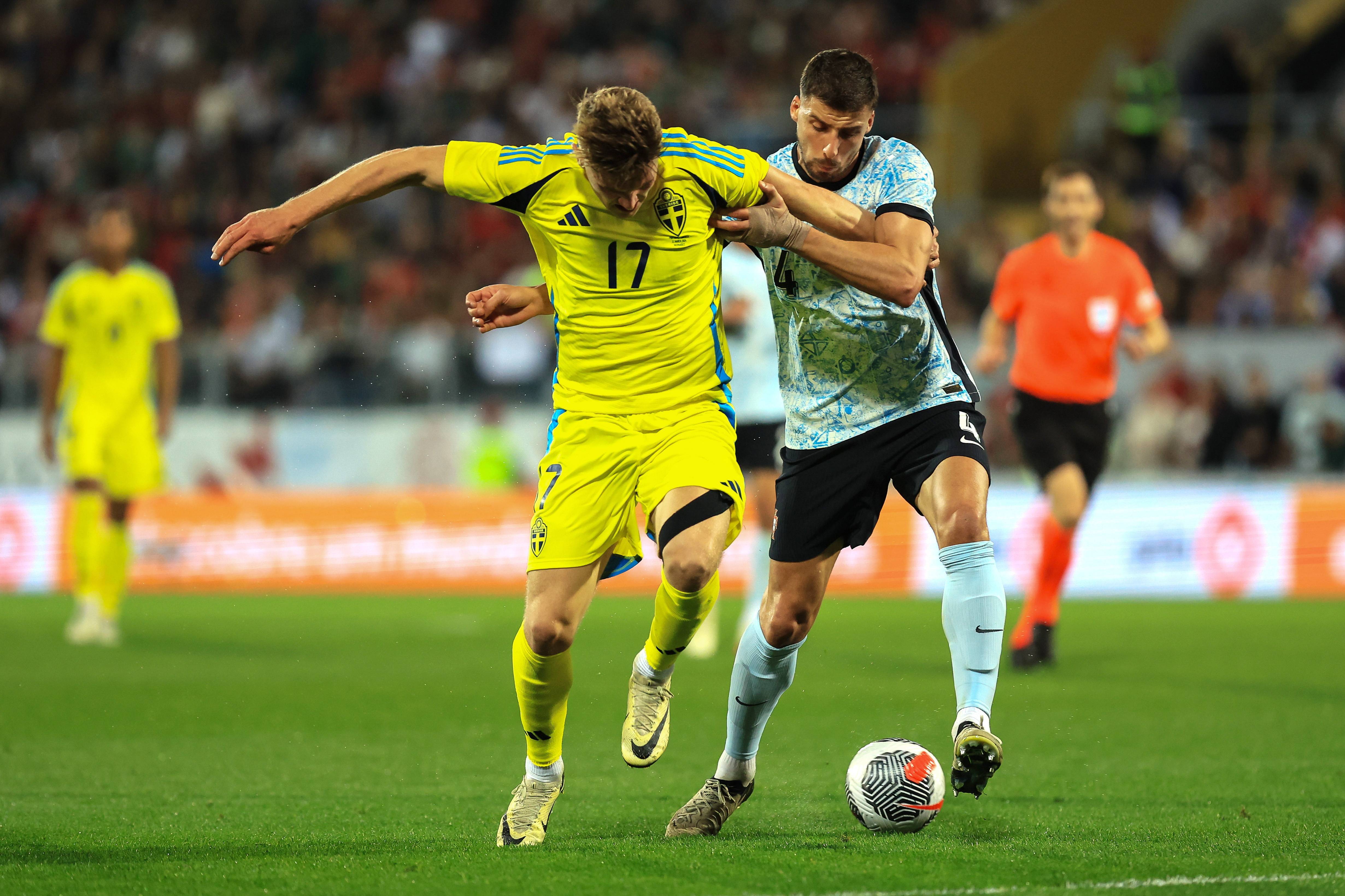 关于引人瞩目的精彩对决!足球赛场上的激情的信息 关于引人瞩目的精彩对决!足球赛场上的激情的信息