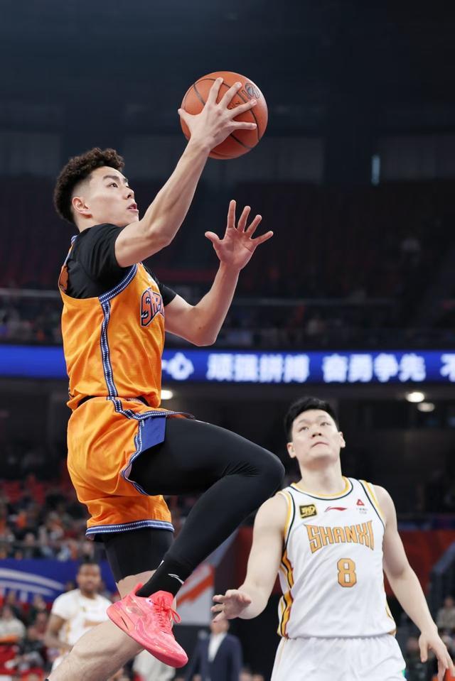 上海男篮欲取五连胜,瞄准冠军 上海男篮欲取五连胜,瞄准冠军