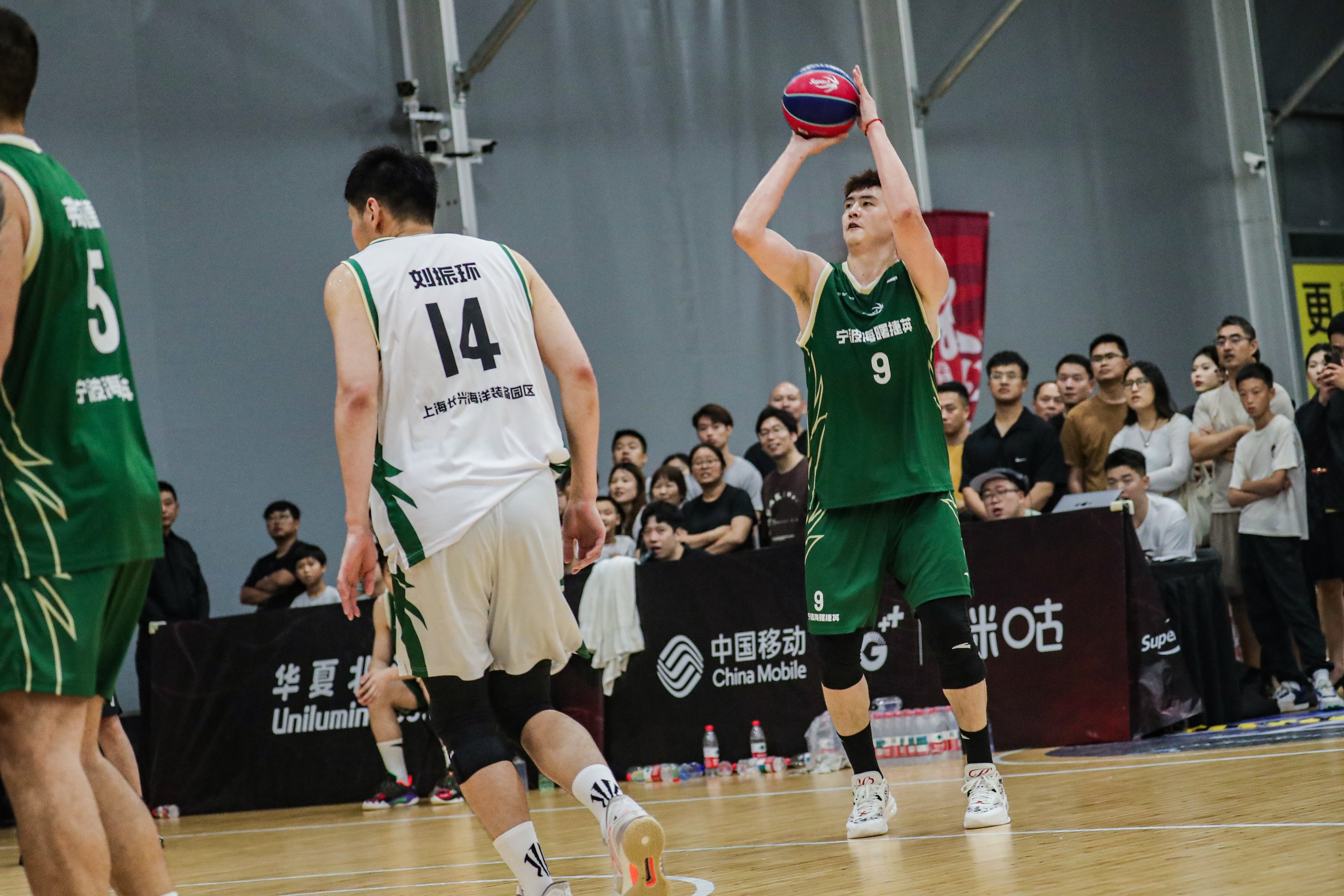 九游体育中国官网-包含篮球职业联赛近况引发热议，球迷热情高涨的词条