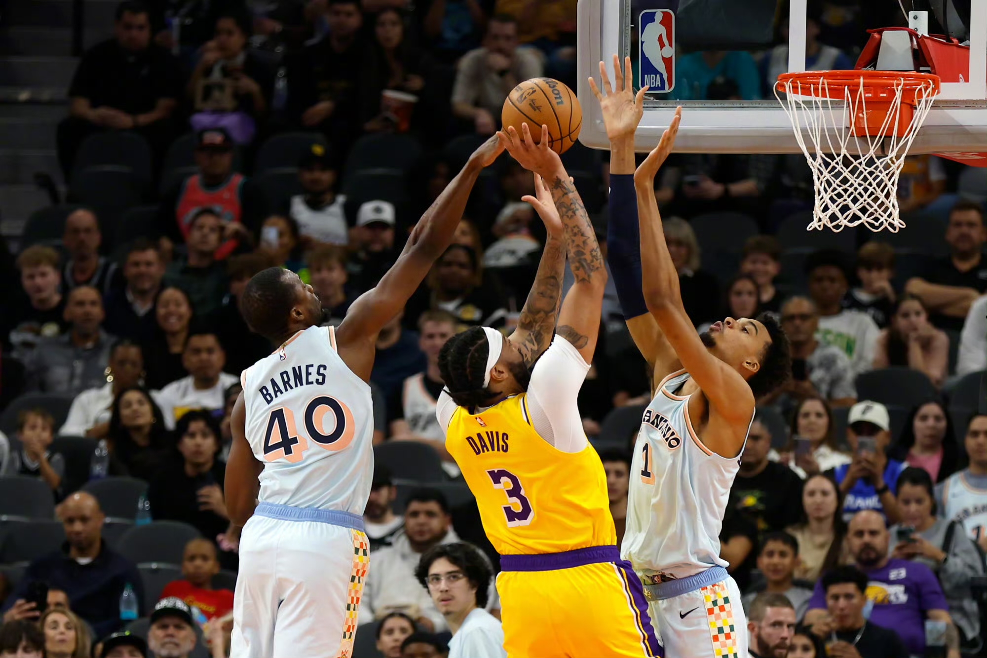 骑士客场不敌马刺,遭遇连败 骑士客场不敌马刺,遭遇连败