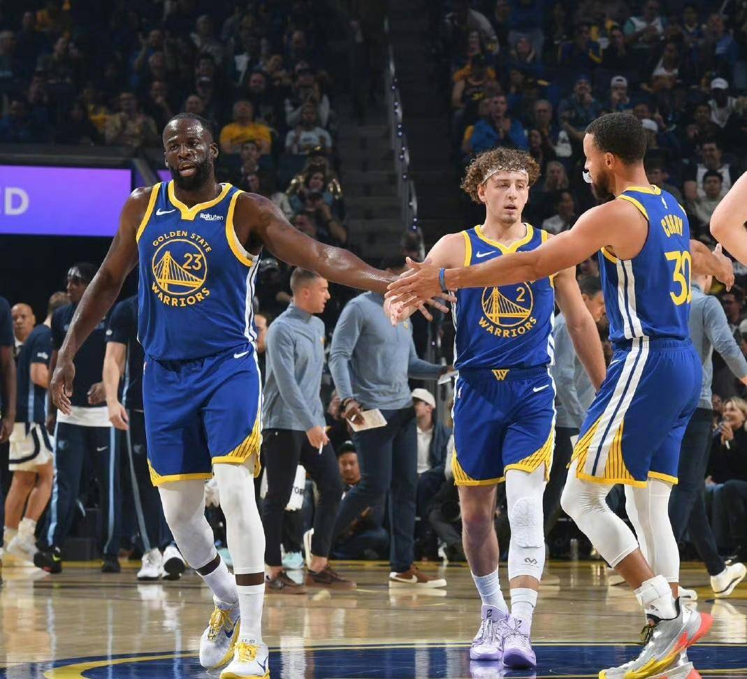 勇士队客场大胜小牛,西部排名稳居前三 勇士队客场大胜小牛,西部排名稳居前三